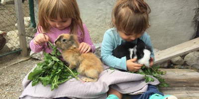 Kinder bei den Hasen