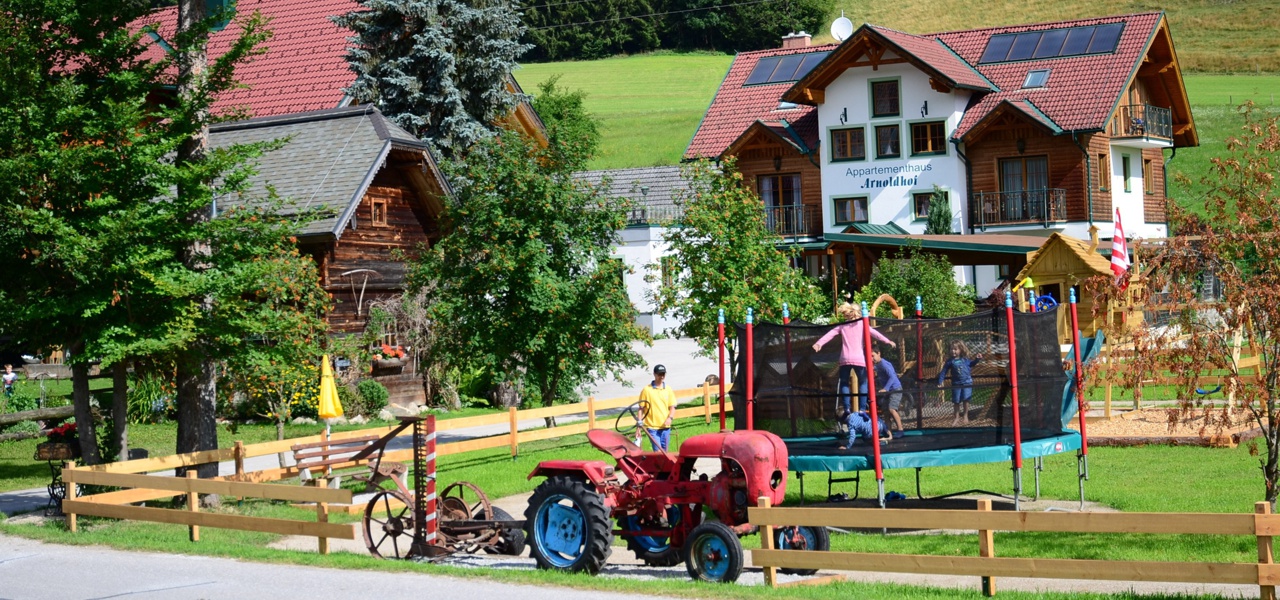 Alter Traktor und Spielplatz am Arnoldhof